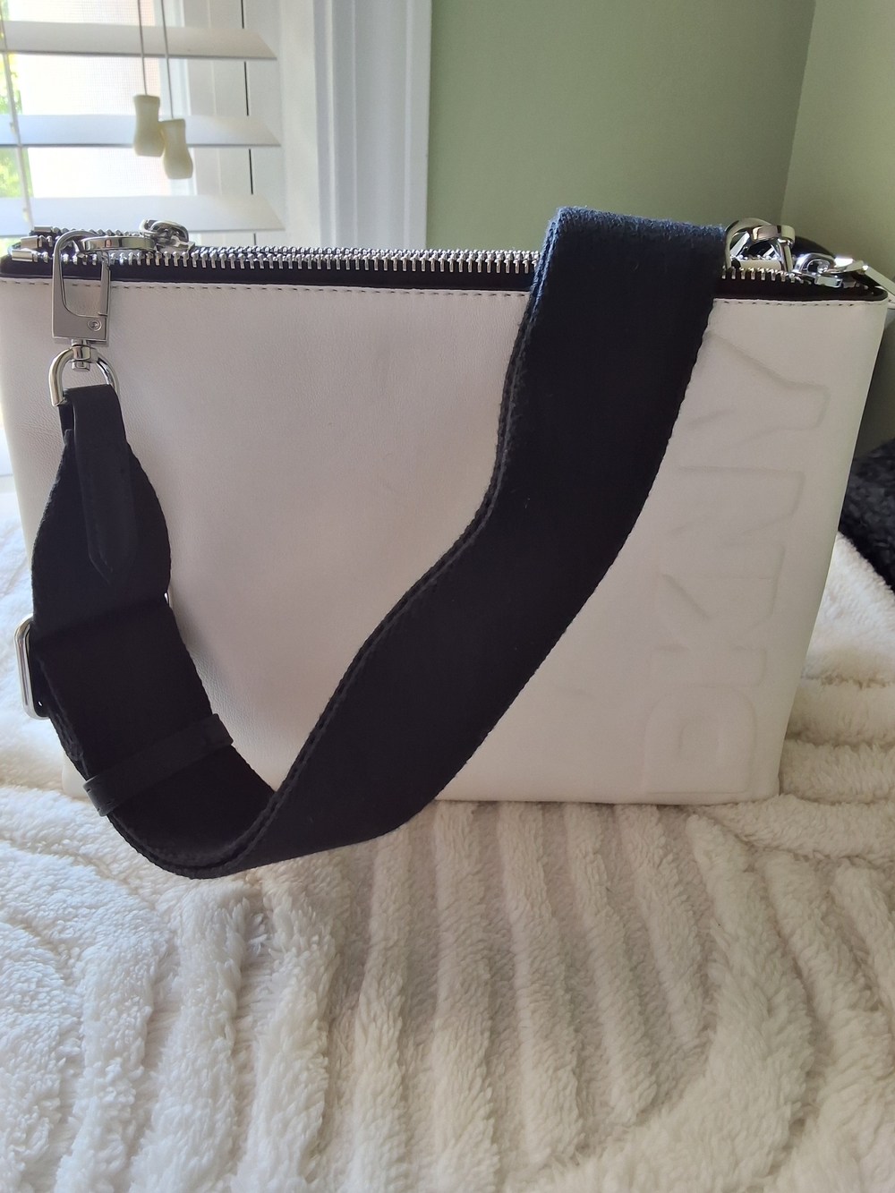 DKNY Tinsley Crossbody Bag White Black Strap Multi Zip Compartments - Picture 2 of 6